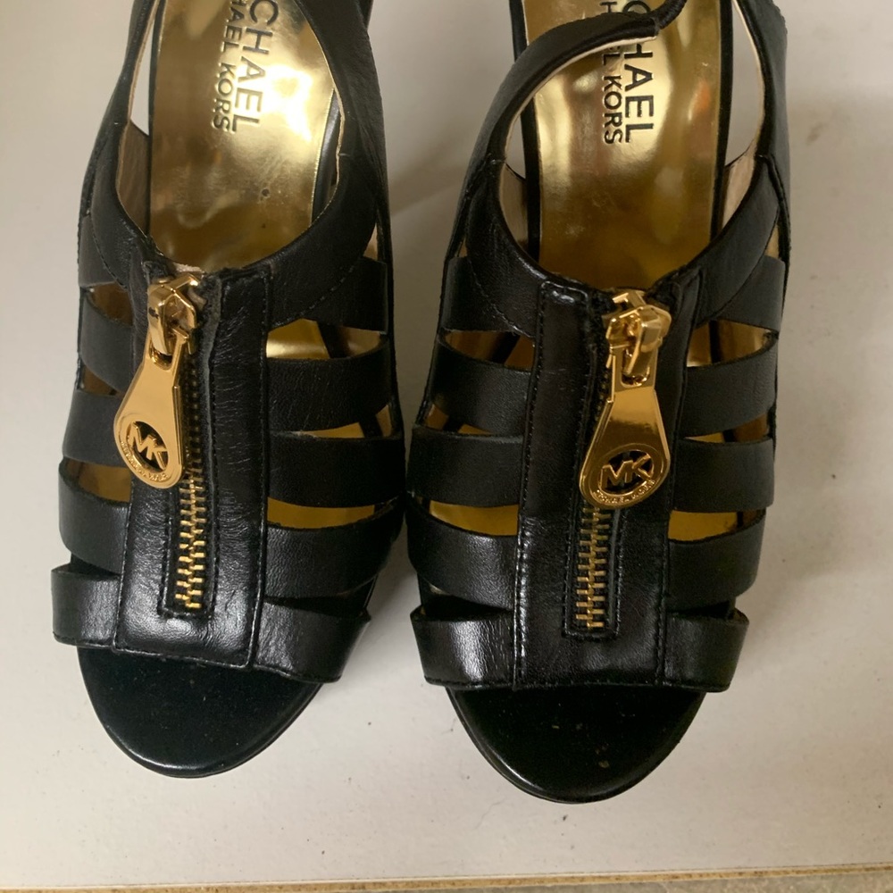 Lightly worn Heels. Excellent condition!